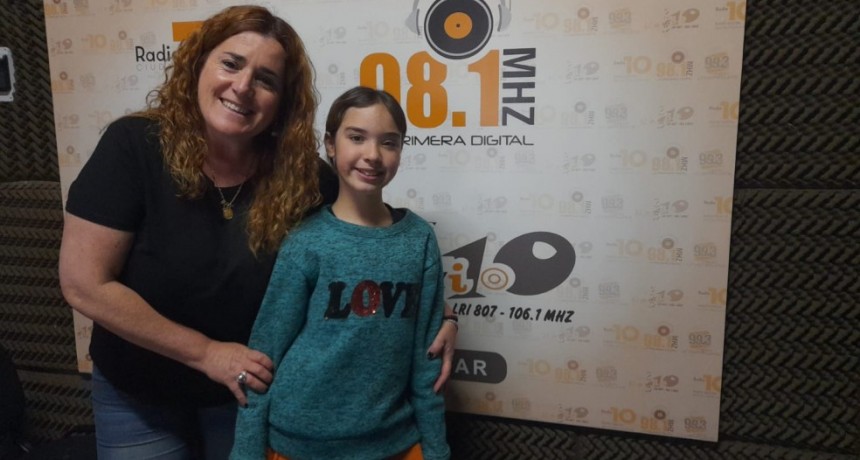 Se cumplió un año del ataque de los perros a Alison Gruich, quien nos visitó en los estudios de FM 10, junto a su mamá