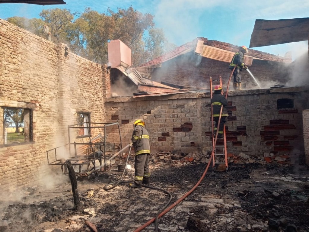 Bomberos Voluntarios de Urdampilleta acudió a un incendio en Estancia La Trinidad