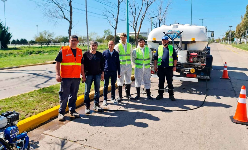 El Municipio incorporó una máquina para pintar cordones y sendas, y la puso en marcha en avenida Cacique Coliqueo