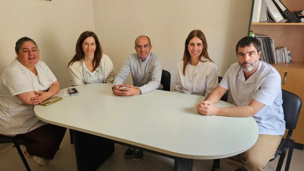 El Intendente Municipal junto a su equipo de salud, presentó a una nueva profesional que se incorpora al Capredoni