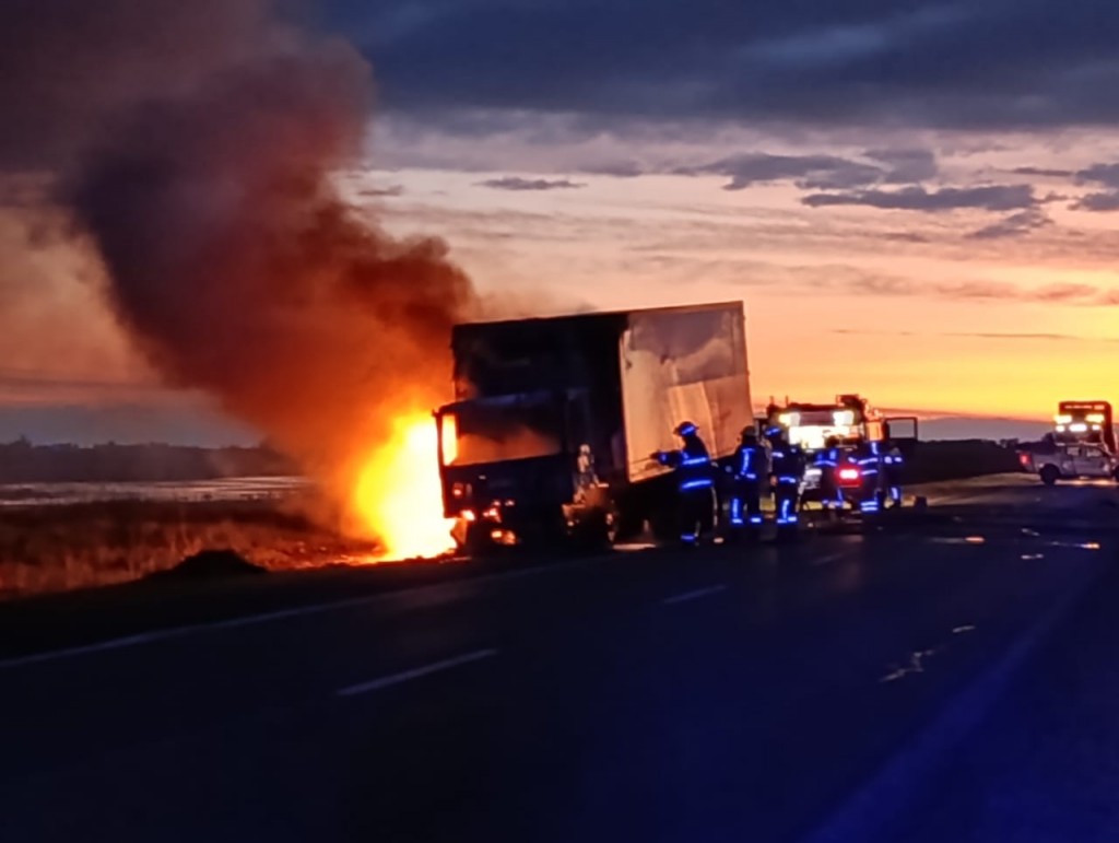 Ruta 205: Incendio de un camión con daños totales en carrocería y carga que transportaba