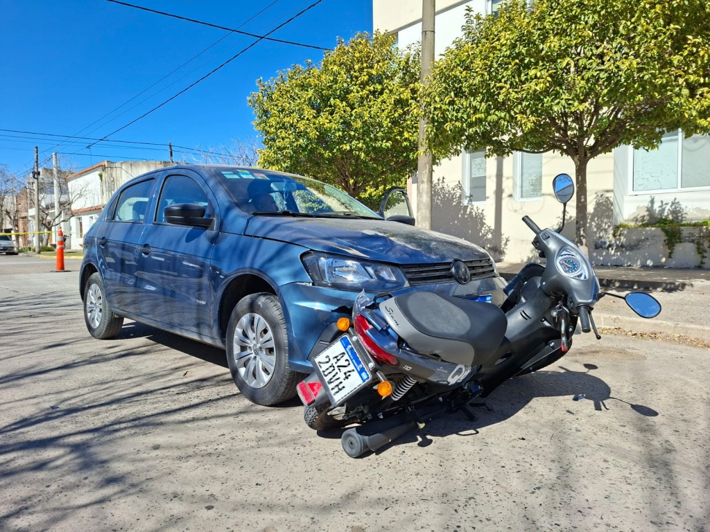 Un motociclista fue hospitalizado tras una colisión con un auto