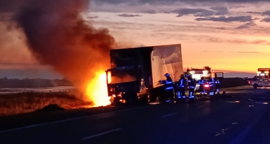 Ruta 205: Incendio de un camión con daños totales en carrocería y carga que transportaba