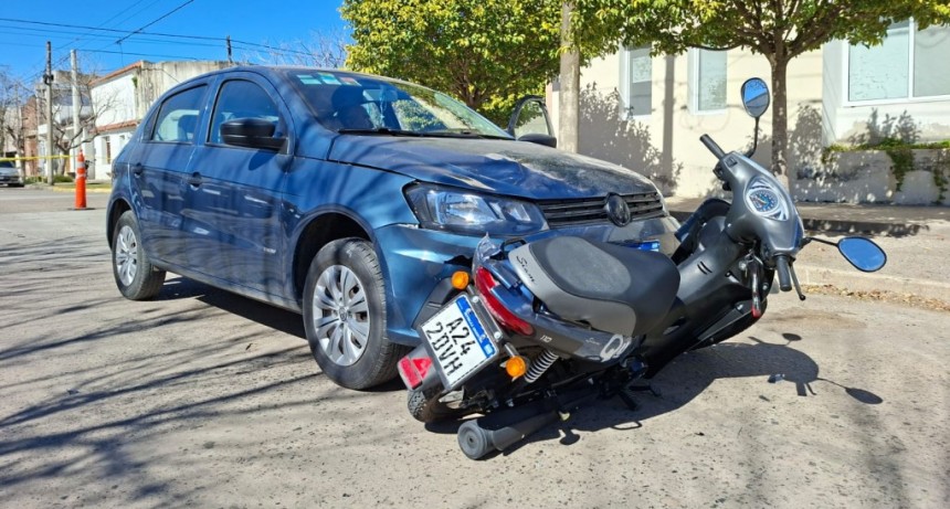 Un motociclista fue hospitalizado tras una colisión con un auto