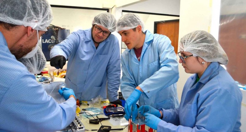 De la UNLP a la NASA: la Facultad de Ingeniería presenta al satélite Atenea que sobrevolará la Luna