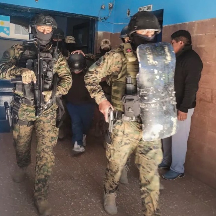 Triple femicidio: con seis detenidos, sigue la búsqueda de los prófugos, entre las dudas de las familias