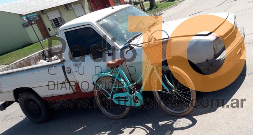 Trasladaron a una mujer al hospital a raíz de un impacto con una camioneta