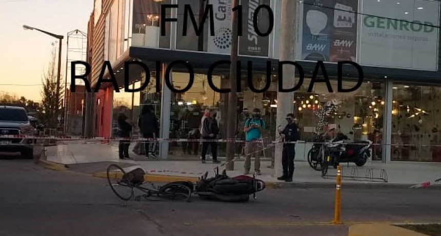Un ciclista y un motociclista protagonizaron un accidente en avenida Juan Manuel de Rosas