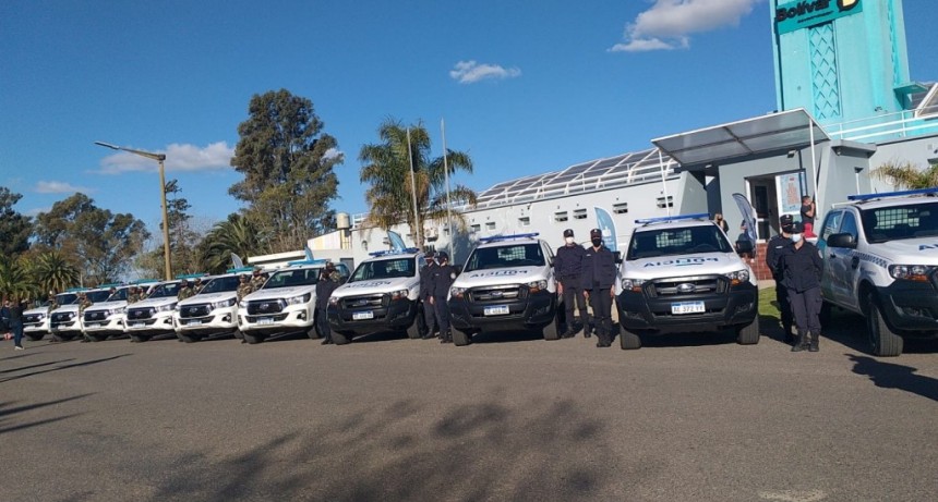 El Gobernador hizo entrega de 10 camionetas cero kilómetro a la fuerza policial local