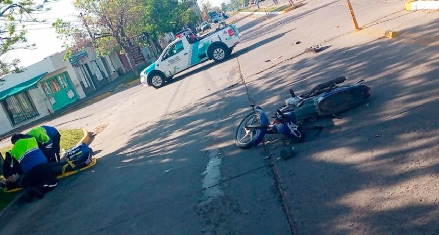 Una mujer fue trasladada hacia el hospital, tras una colisión en avenida 3 de Febrero y calle Castelli