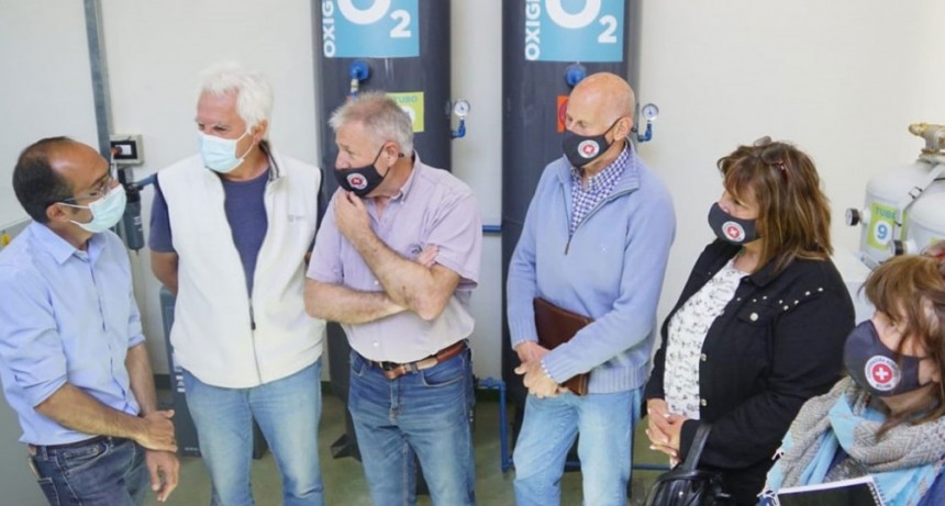 Pisano junto a miembros de la Cooperadora del Hospital recorrió la planta de oxigeno