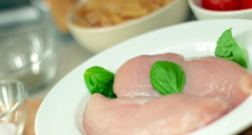 La carne de pollo es un alimento saludable con bajo contenido de grasas 