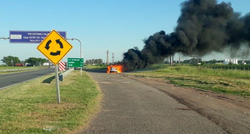 Un vehículo que ingresaba a Bolívar por 226 y 65 se incendió totalmente, el conductor alcanzó a salir antes de ser alcanzado por las llamas