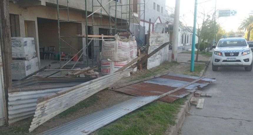 Cayó un el cerco de chapa en una obra, pero no generó inconvenientes