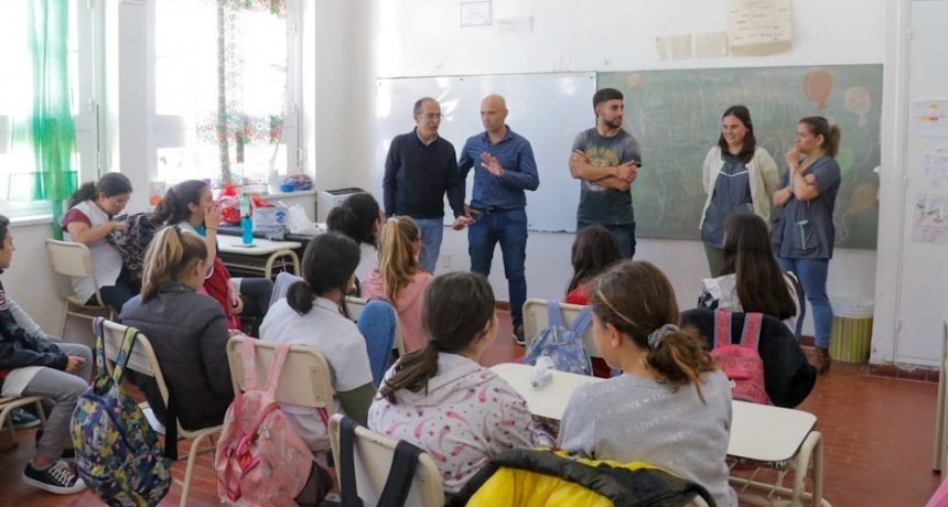 Urdampilleta: El intendente y su equipo recorrieron varias instituciones