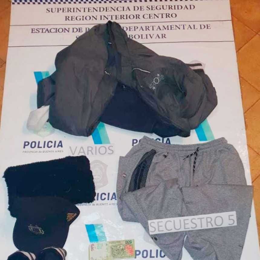 Rompieron la reja de una ventana y sustrajeron dinero en efectivo y un router wi fi, la Policía identificó a los autores y tras los allanamientos recuperaron parte del botín
