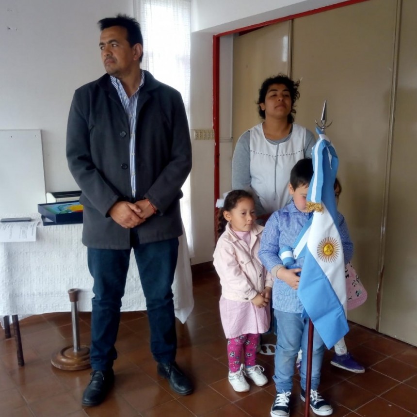 Ariel Ferreyra entreg&oacute; banderas de ceremonia en instituciones educativas rurales