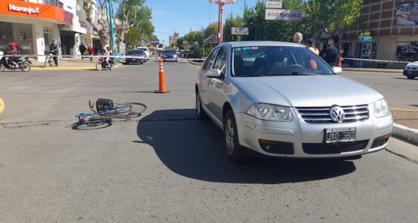Una mujer fue trasladada por prevención hacia el hospital, tras el impacto con un auto