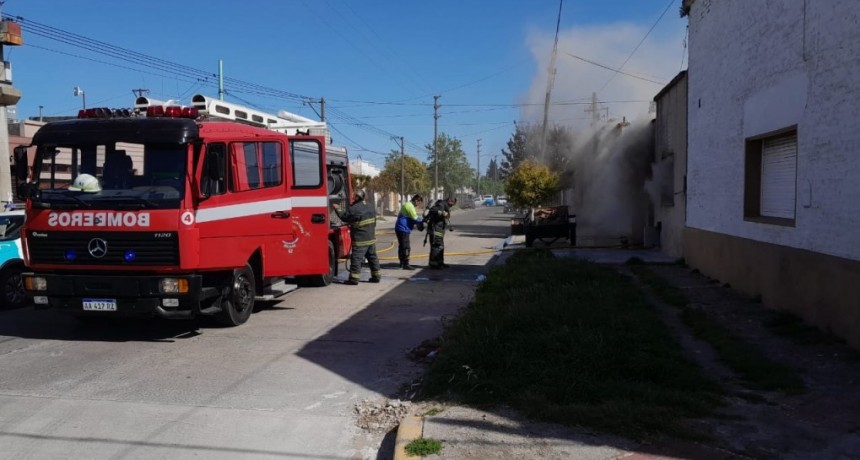 Un voraz incendio destruyó y dejó a una familia prácticamente sin nada, con daños importantes en la estructura de su vivienda