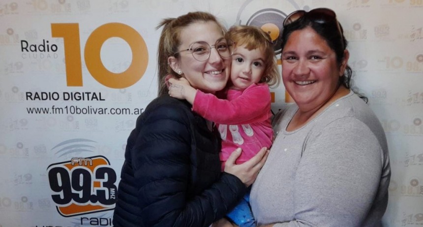 Agustina Seiler visitó los estudios de FM 10 para realizar el sorteo de los premios donados con motivo de ayudar en su campaña solidaria