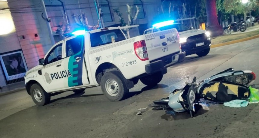 Un motociclista impactó contra un móvil de la Policía