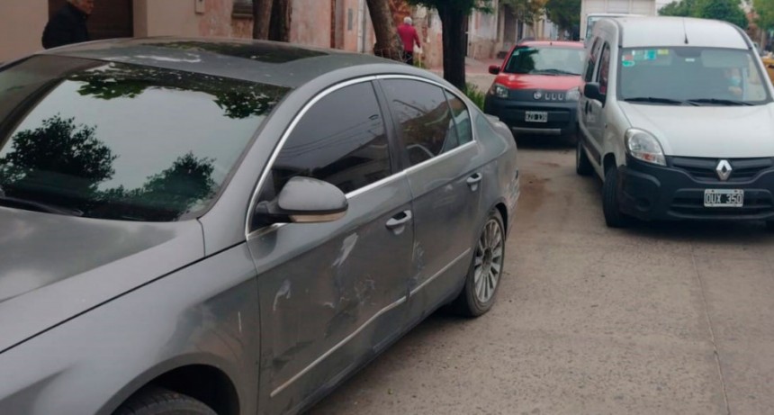 Un conductor colisionó un vehículo estacionado
