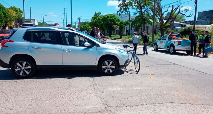 Impacto entre un vehículo y una mujer que transitaba bordo de su bicicleta