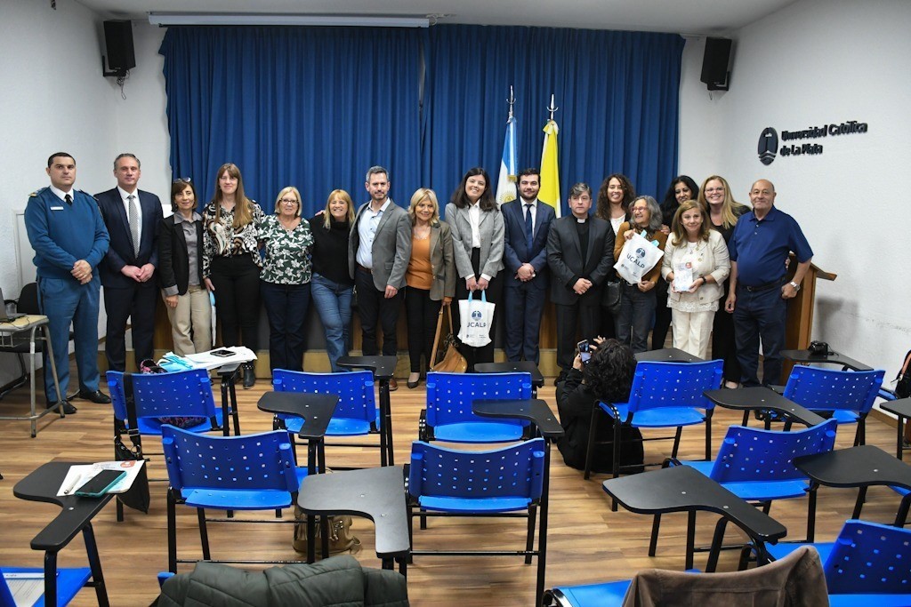 Universidad Católica de La Plata: Presentaron el libro “Historias Cautivas, versos libres” escrito por personas privadas de libertad de la cárcel de Urdampilleta