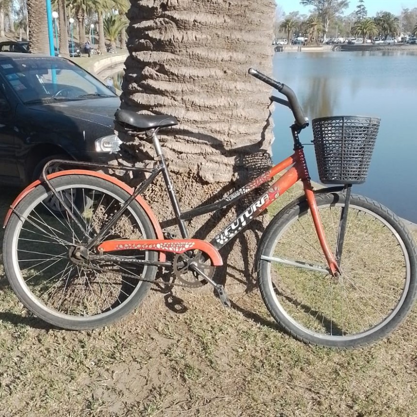 Una moto impactó a un ciclista en el Parque Las Acollaradas