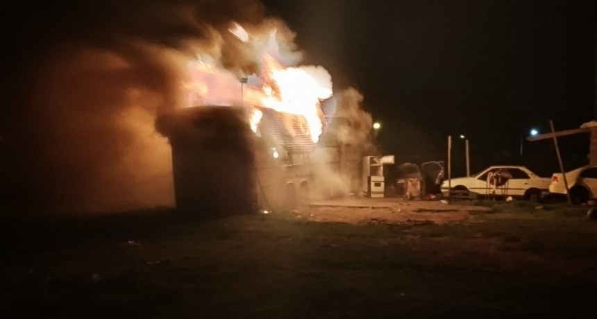 Bomberos trabajaron en el Incendio de un colectivo