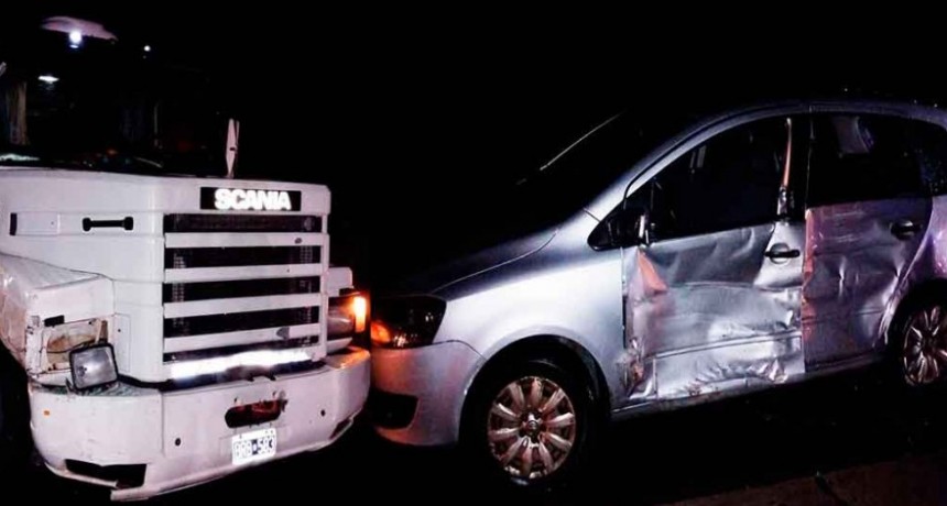 Esta madrugada se registró la colisión entre un camión y un auto en rotonda que intersecciona las rutas 205 y 65