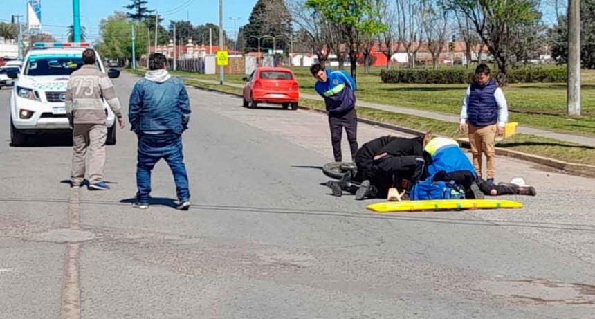 Grave accidente en avenida Mariano Unzué y Nicolas Rueda, un motociclista fue hospitalizado