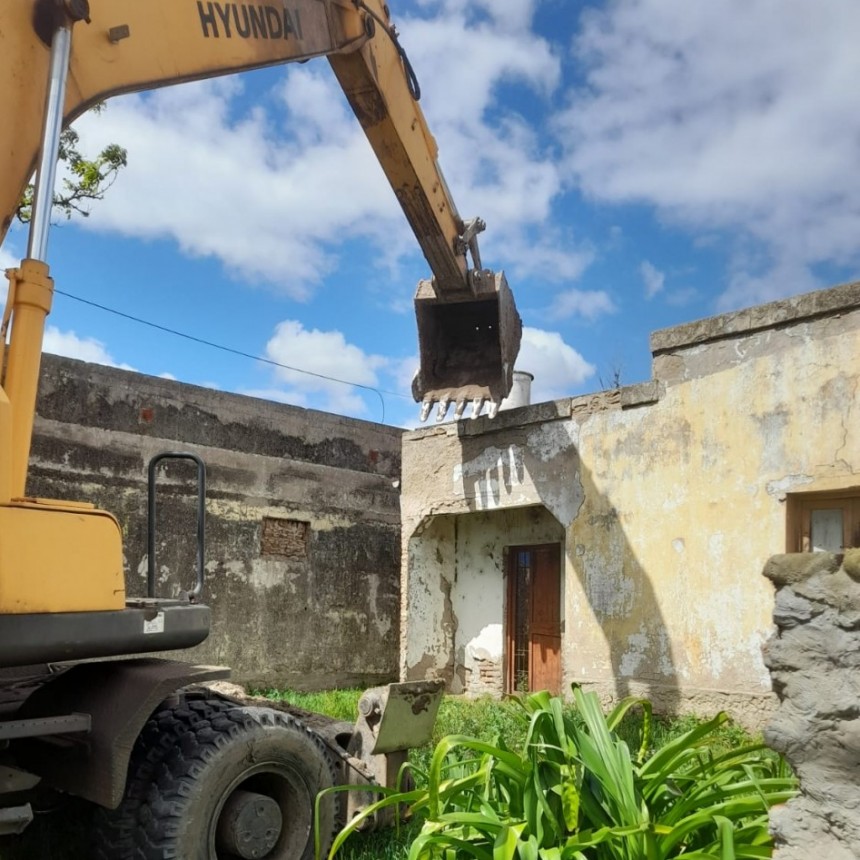 Secretaría de Espacios Públicos: Con el aval de la familia propietaria, demolieron una vivienda con riesgo de derrumbe