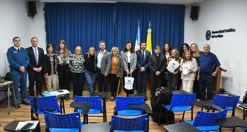 Universidad Católica de La Plata: Presentaron el libro “Historias Cautivas, versos libres” escrito por personas privadas de libertad de la cárcel de Urdampilleta