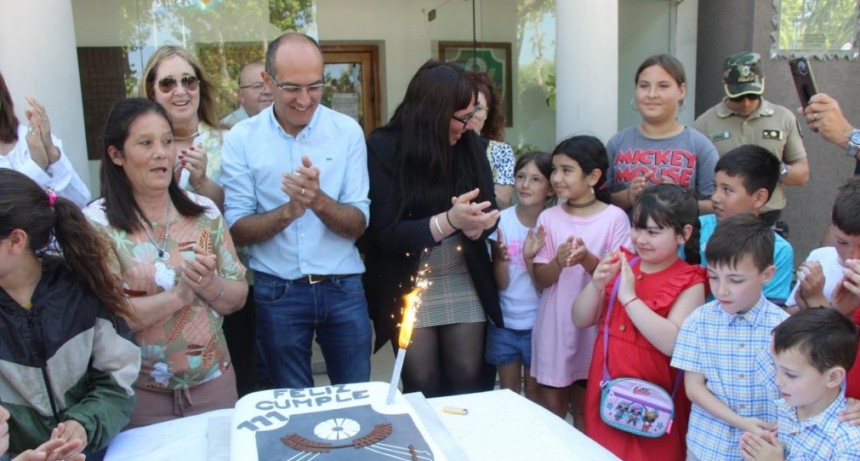 El Intendente Marcos Pisano encabezó el acto en Pirovano en el día de su aniversario