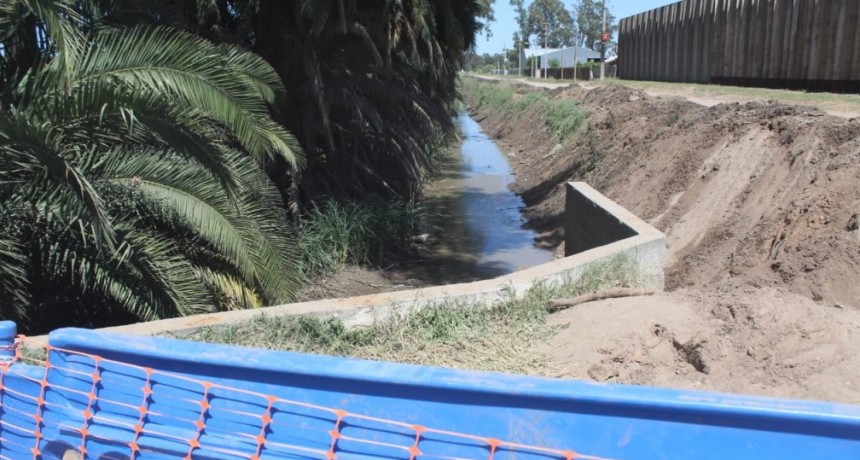 Se realizan importantes trabajos sobre canal lindero al barrio Cooperativa, para darle mayor capacidad de drenaje
