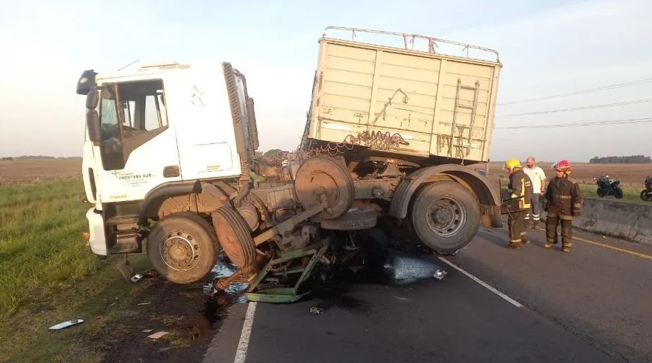 Ruta 226: Violento choque entre un camión y un tractor, con el saldo de un fallecido