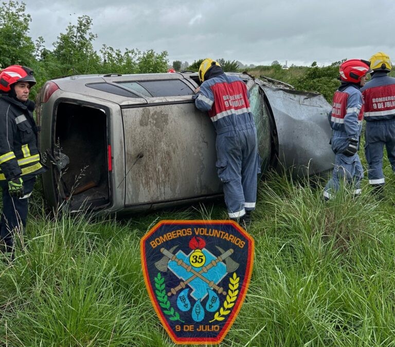 Bomberos Voluntarios de 9 de Julio, asistieron a una supuesta emergencia en Ruta 65, donde hallaron dos vehículos volcados a poca distancia