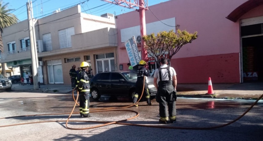 Bomberos Voluntarios trabajó en la extinción del incendio de un vehículo, no hubo heridos