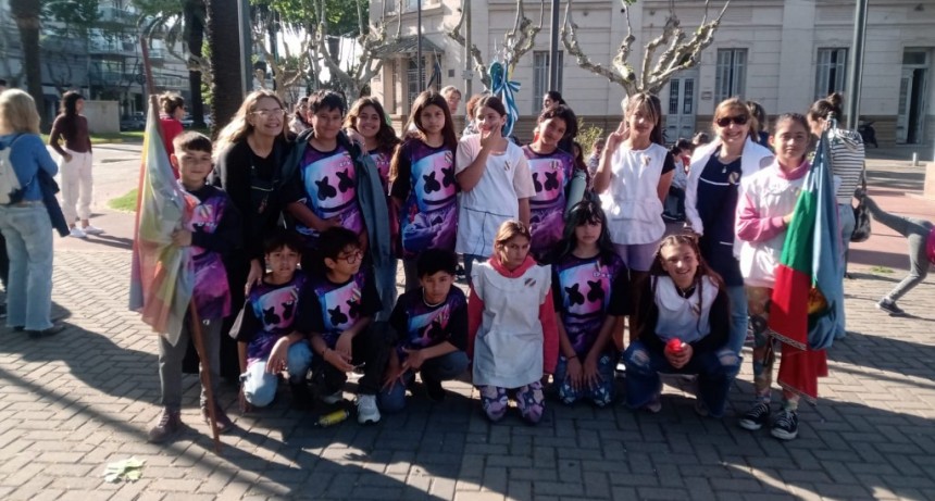 Colectivo Mujeres Originarias: Se realizó recambio de la bandera Wiphala, con presencia de colegios, docentes y autoridades