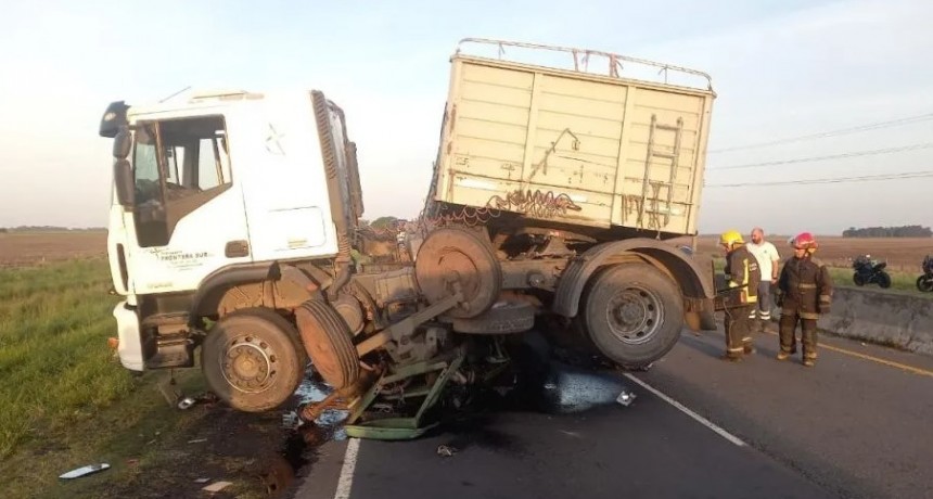 Ruta 226: Violento choque entre un camión y un tractor, con el saldo de un fallecido