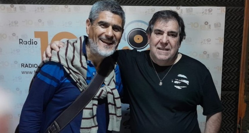 Alejandro Ávila visitó FM 10 con su música e hizo dos invitaciones, una para Bolívar (Fabrica de Canciones) y otra para Daireaux (C. Cultural)