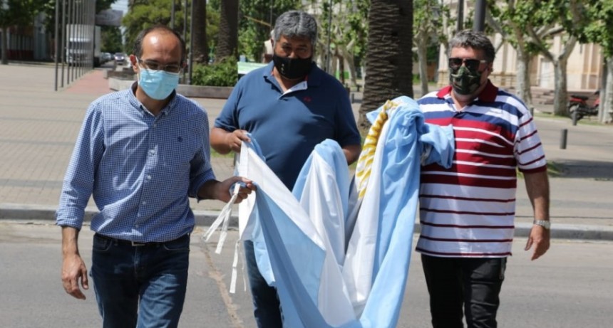 El intendente y Veteranos de Malvinas compartieron el izamiento de la bandera nacional