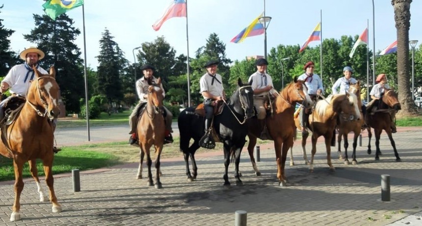 Bolívar celebró el día de la tradición de a caballo