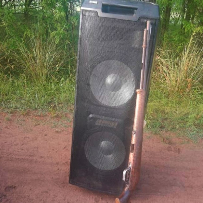 Hallaron una carabina y un parlante AIWA en un baldío