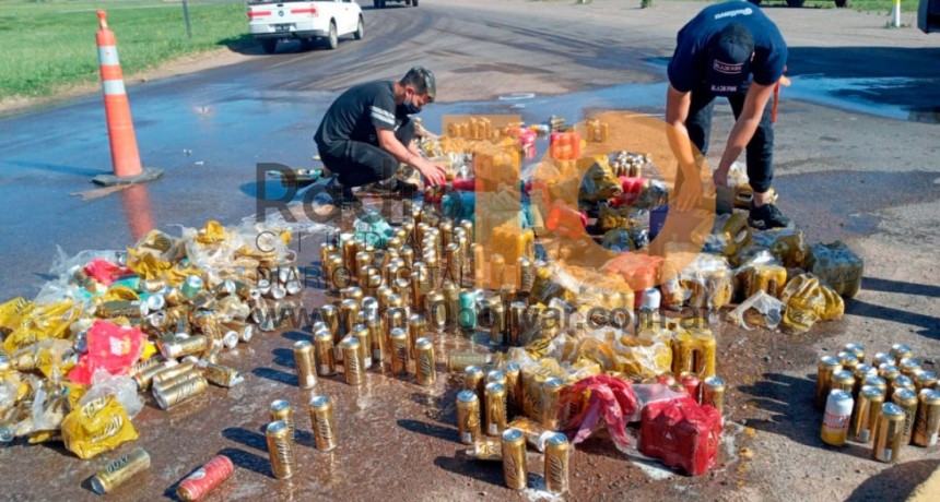 Un camión perdió parte de su carga en el ingreso a la ciudad