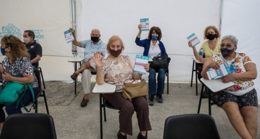 La Provincia envió los primeros 558.100 turnos de terceras dosis