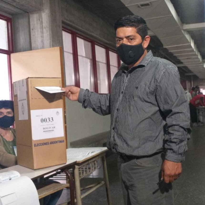 Roque Gómez ya votó en la Escuela Técnica