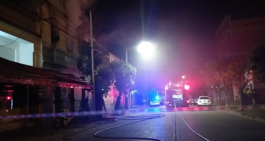 Dos dotaciones de Bomberos trabajaron en una vivienda que sería utilizada como pensión, en calle Necochea