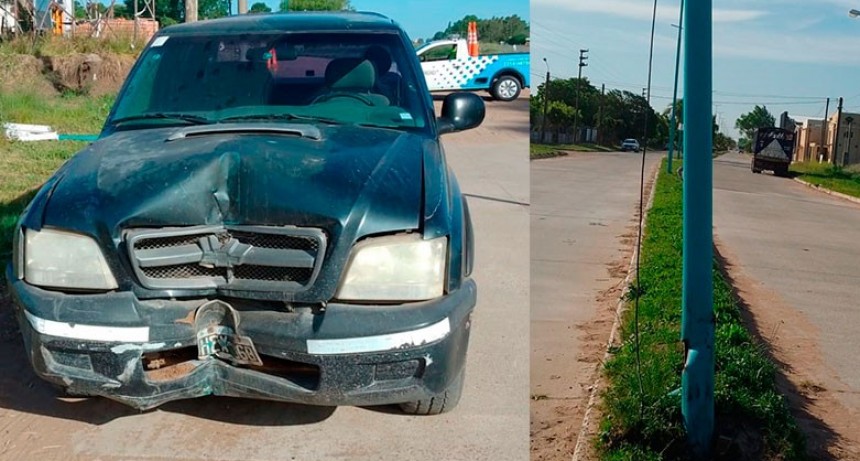 Un desperfecto mecánico hizo que un conductor impactara contra una columna de iluminación con su camioneta